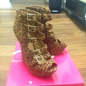🖤 Cheetah print wedge heels 6.5🖤